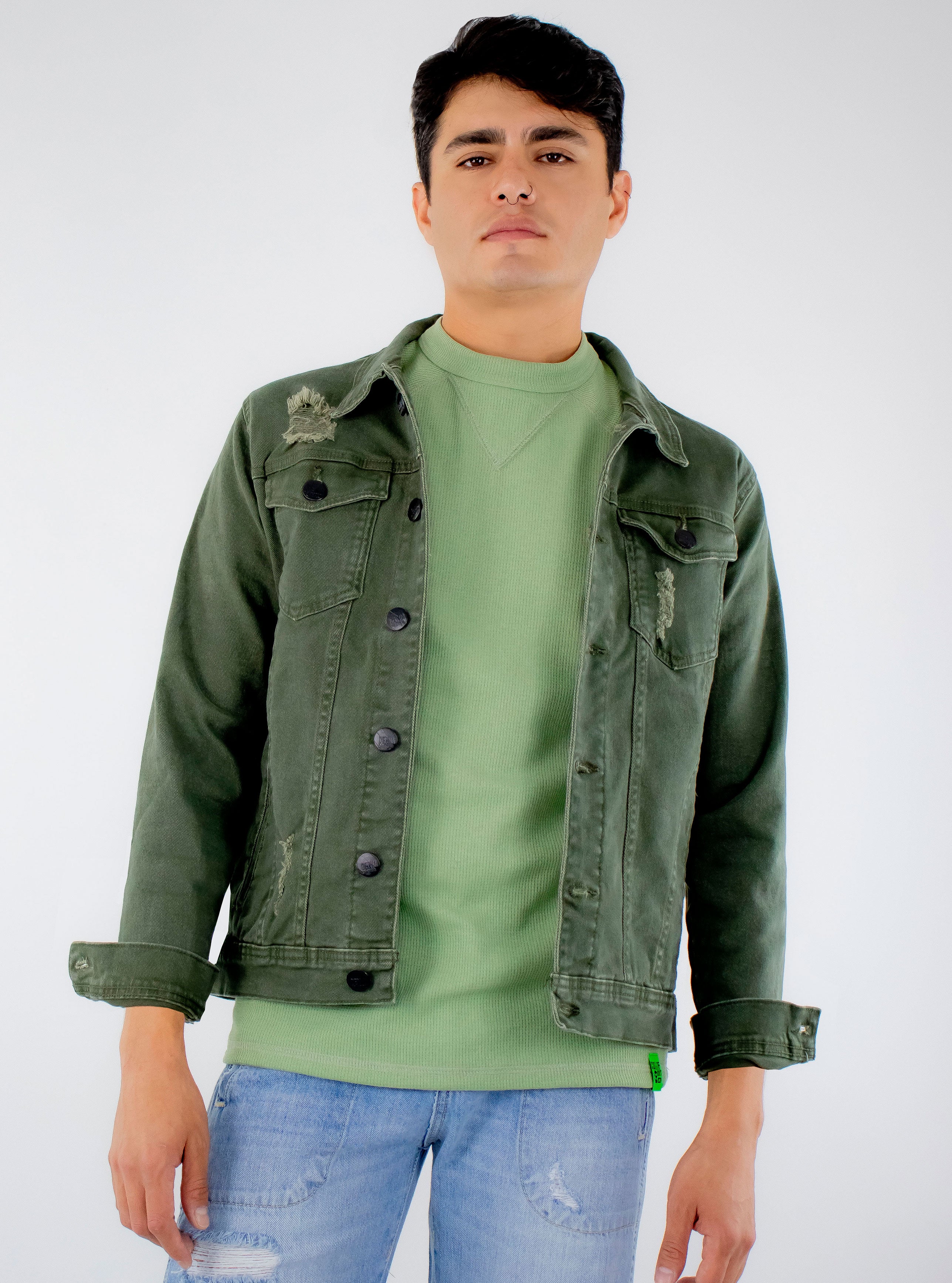 Chamarra denim de color verde militar con destrucci n