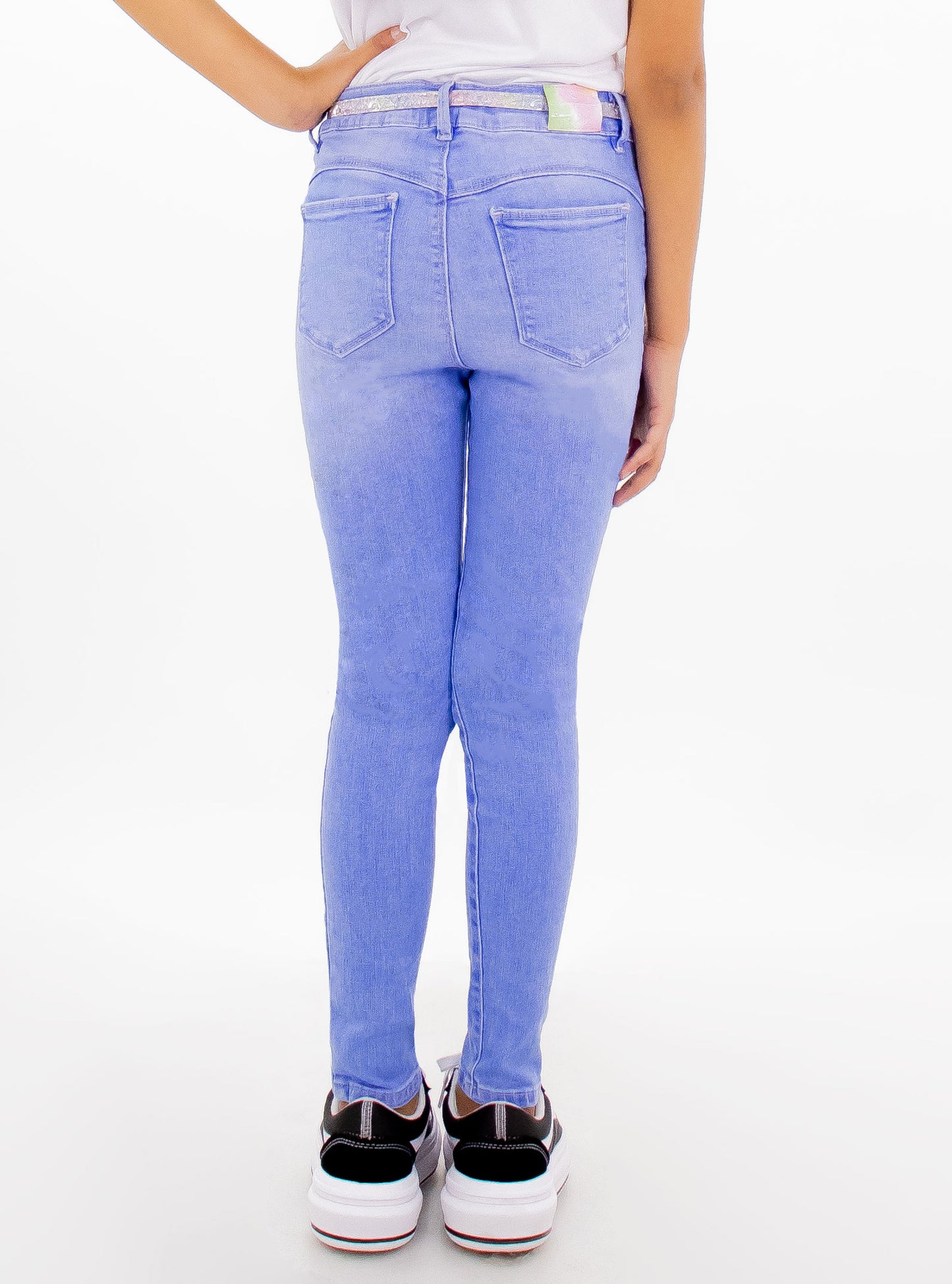 Jeans skinny de color azul claro con cinturón