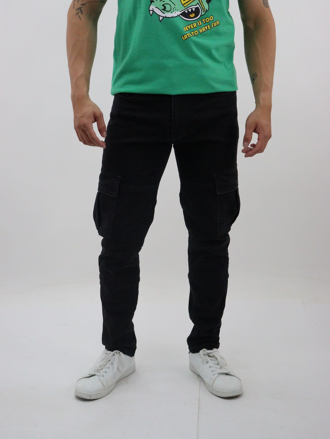 Jeans cargo de color negro deslavado (NUEVA TEMPORADA)