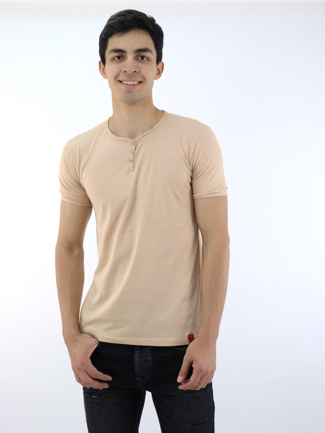 Playera manga corta de color ocre con cuello V (NUEVA TEMPORADA)