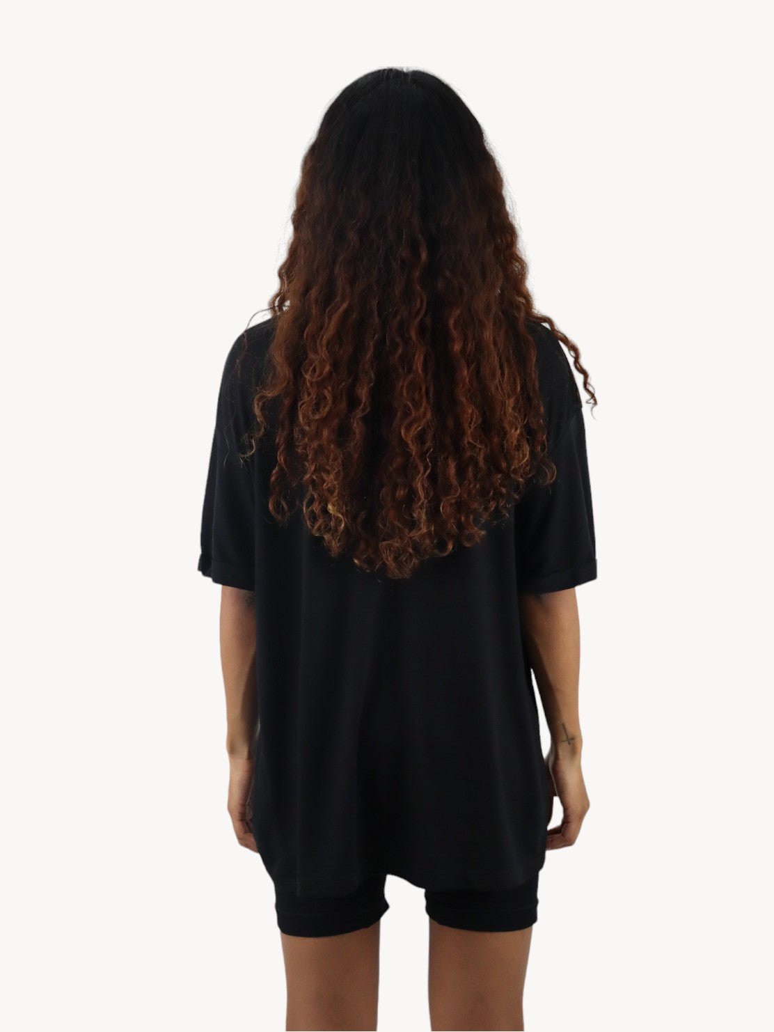 Playera oversize de color negro con estampado (NUEVA TEMPORADA)