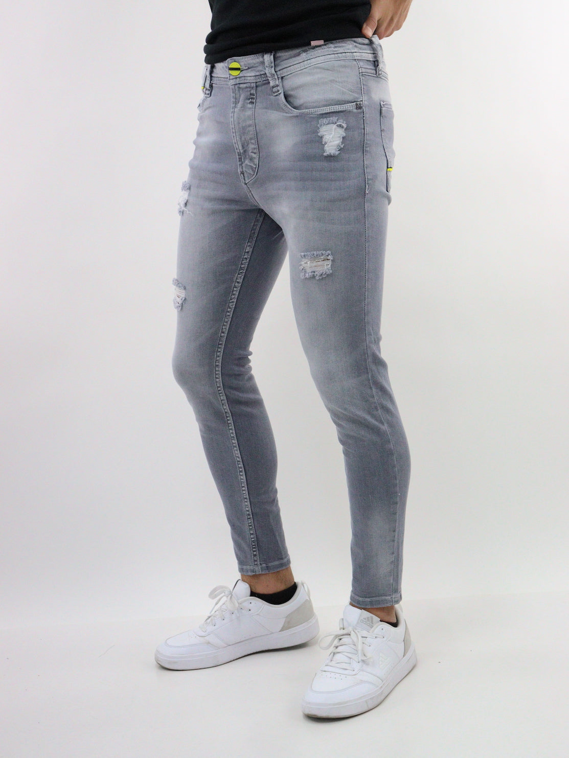 Jeans skinny de color gris con destrucción