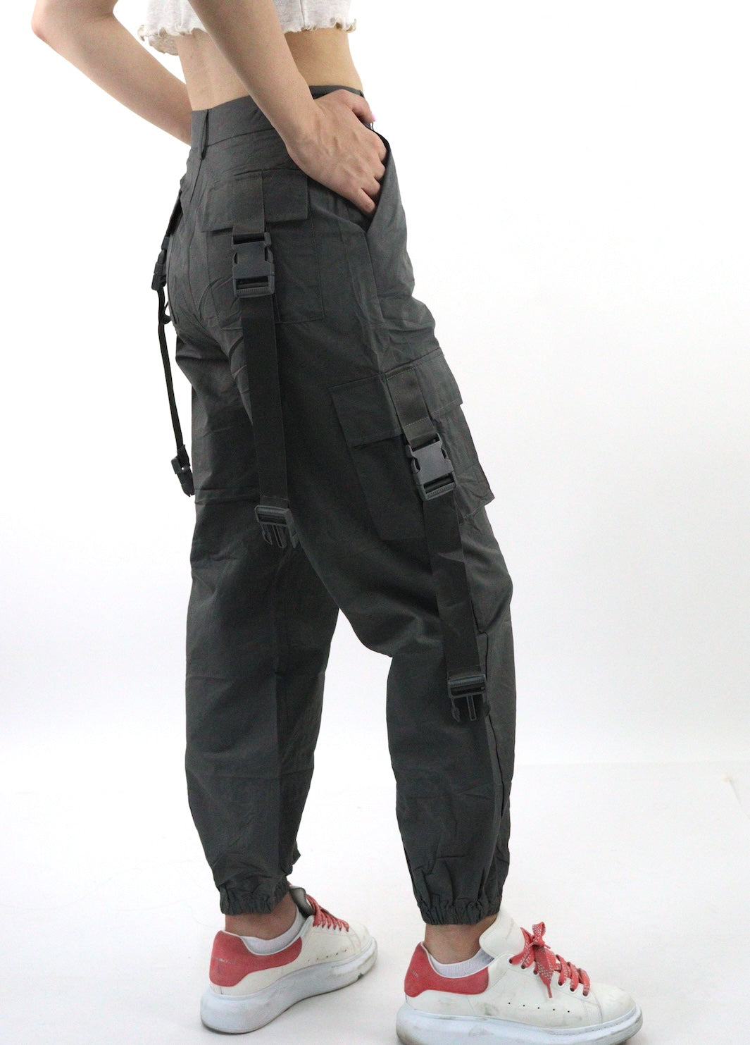 Pantalón cargo de color gris con cintas de broche (NUEVA TEMPORADA)