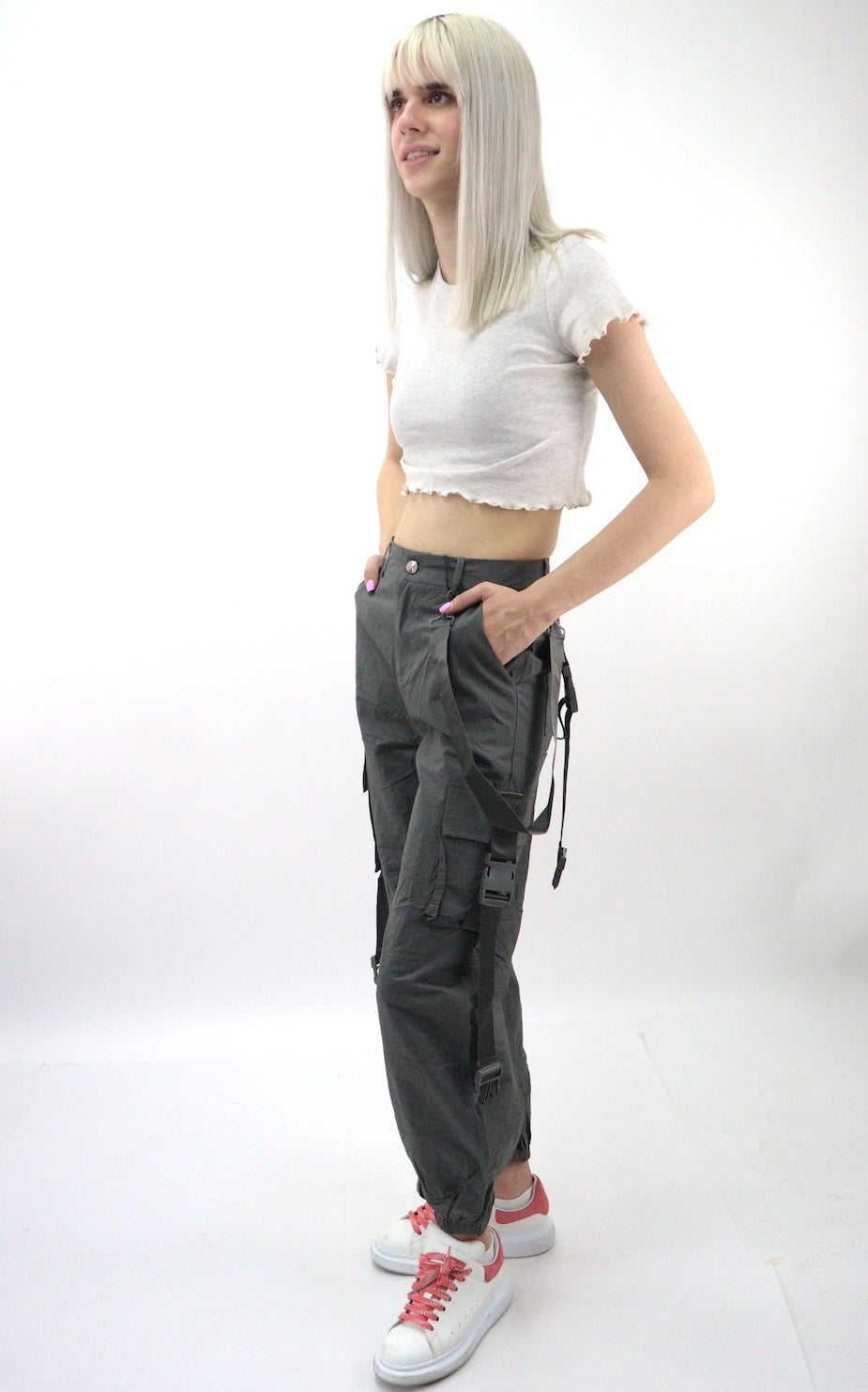 Pantalón cargo de color gris con cintas de broche (NUEVA TEMPORADA)