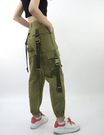 Pantalón cargo de color verde militar con cintas de broche (NUEVA TEMPORADA)