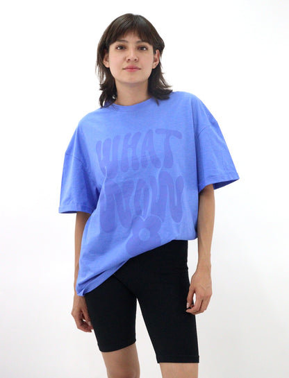 Playera oversize de color azul con estampado