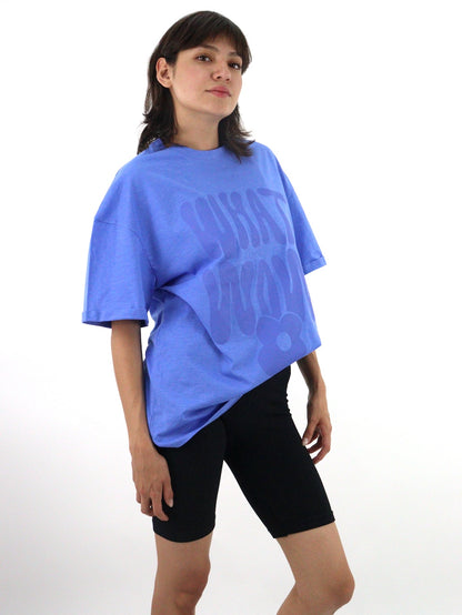 Playera oversize de color azul con estampado