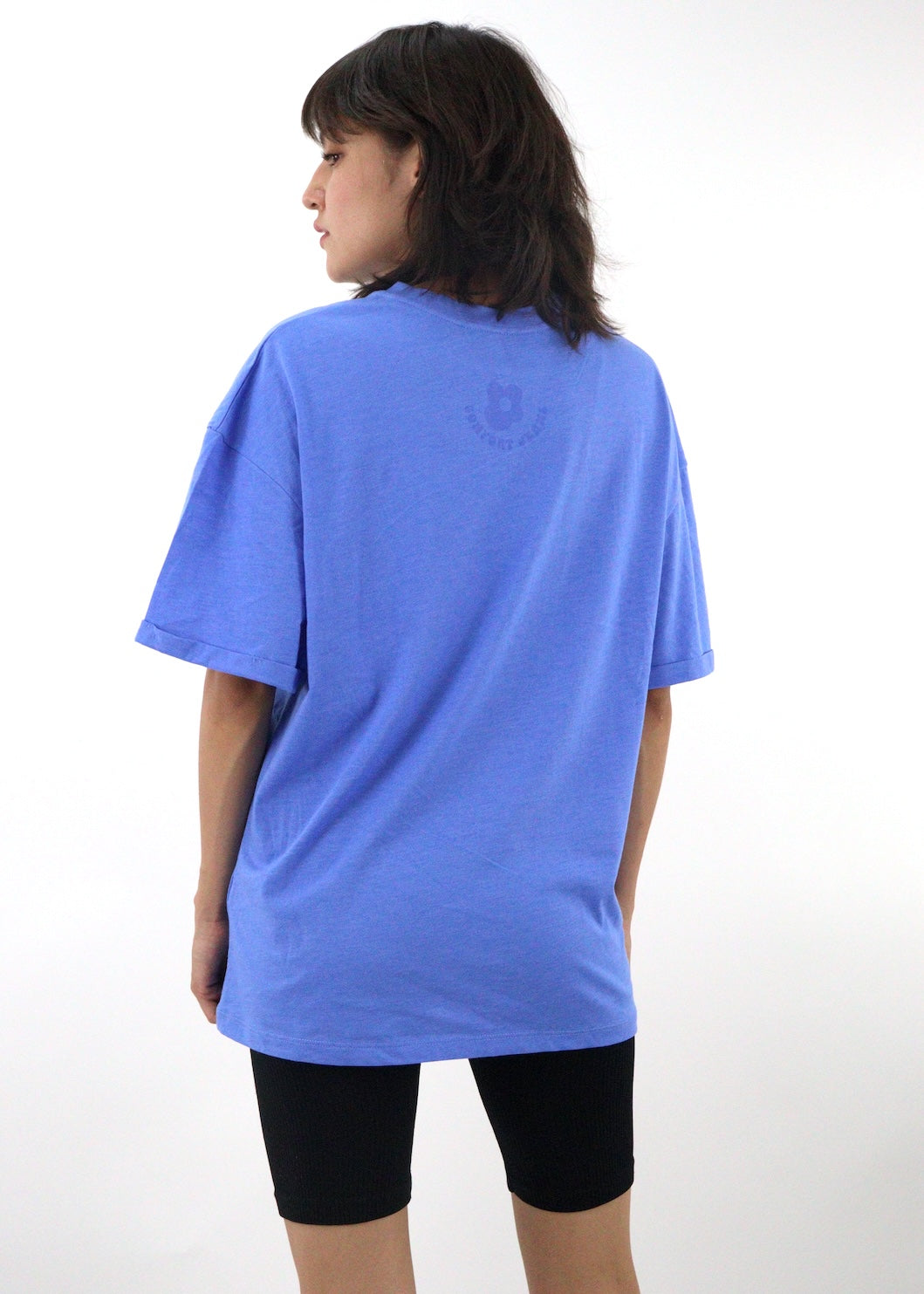 Playera oversize de color azul con estampado