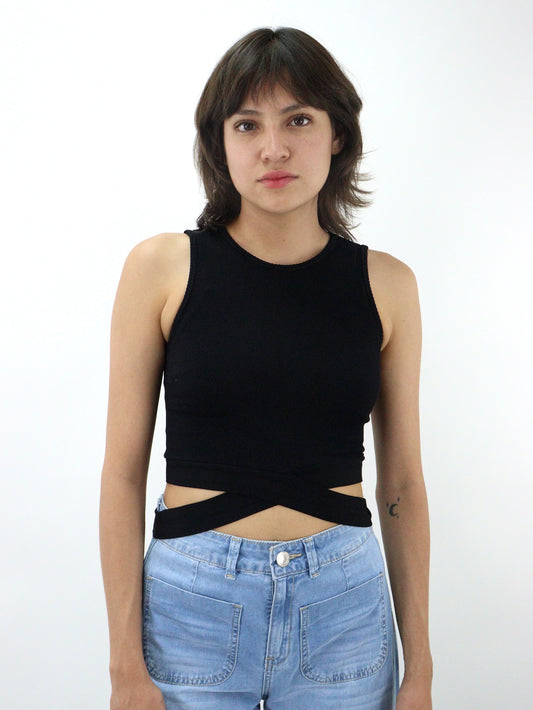 Blusa tank con cintas cruzadas de color negro (NUEVA TEMPORADA)