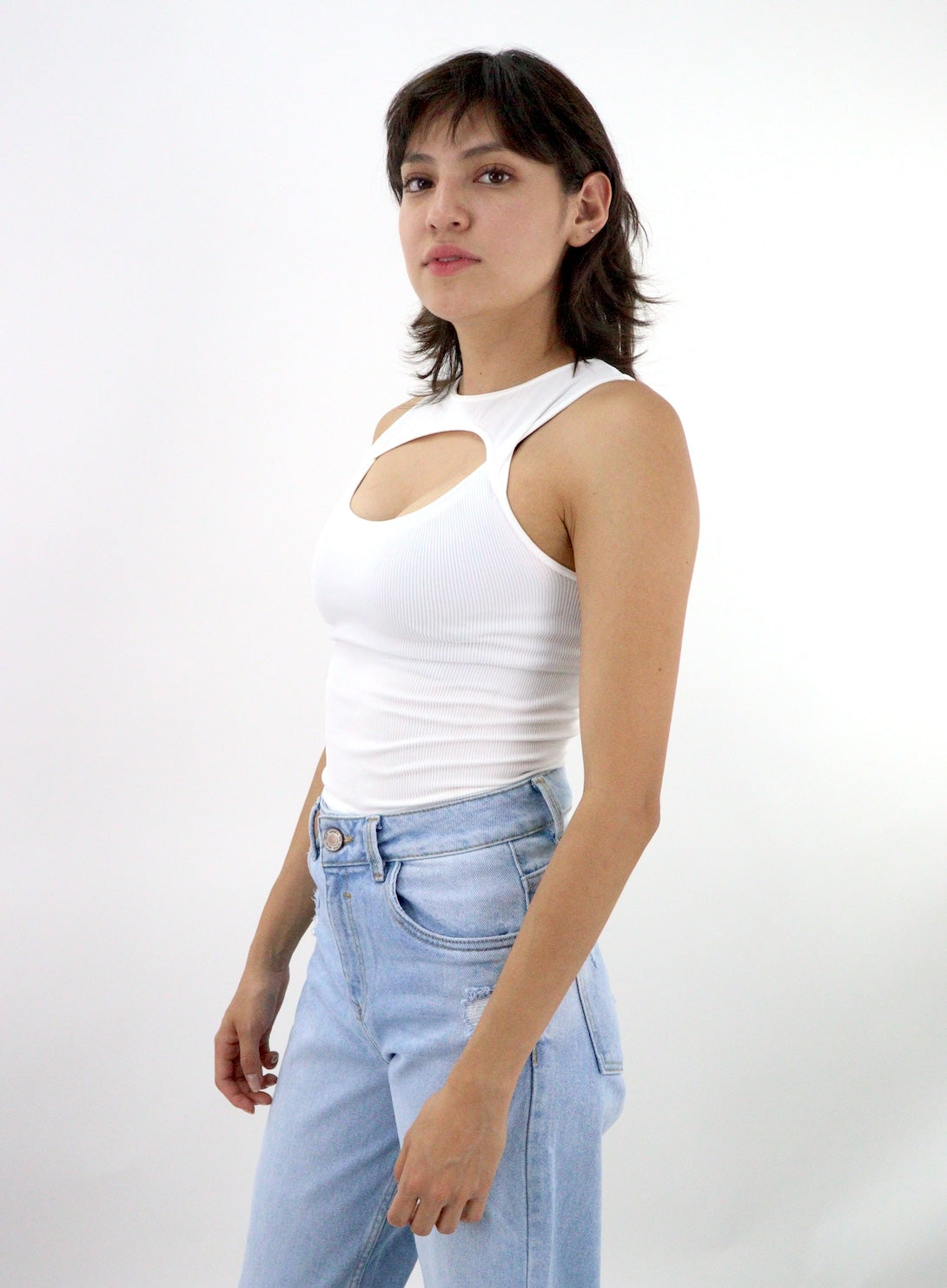 Blusa con abertura en pecho de color blanco