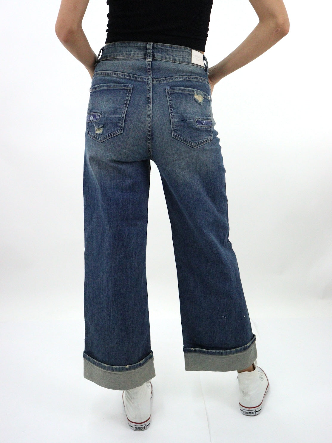 Jeans mom wide de color azul deslavado con destrucción (NUEVA TEMPORADA)