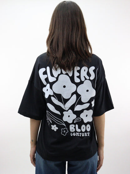 Playera oversize de color negro con estampado floral (NUEVA TEMPORADA)