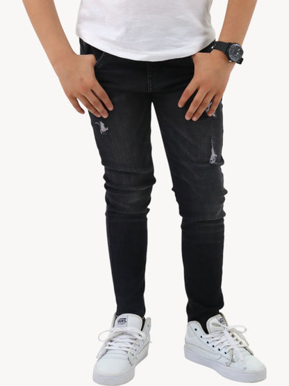 Jeans skinny color negro deslavado con destrucción