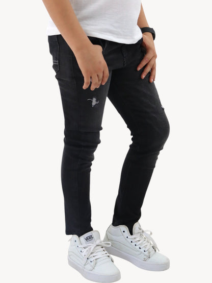 Jeans skinny color negro deslavado con destrucción