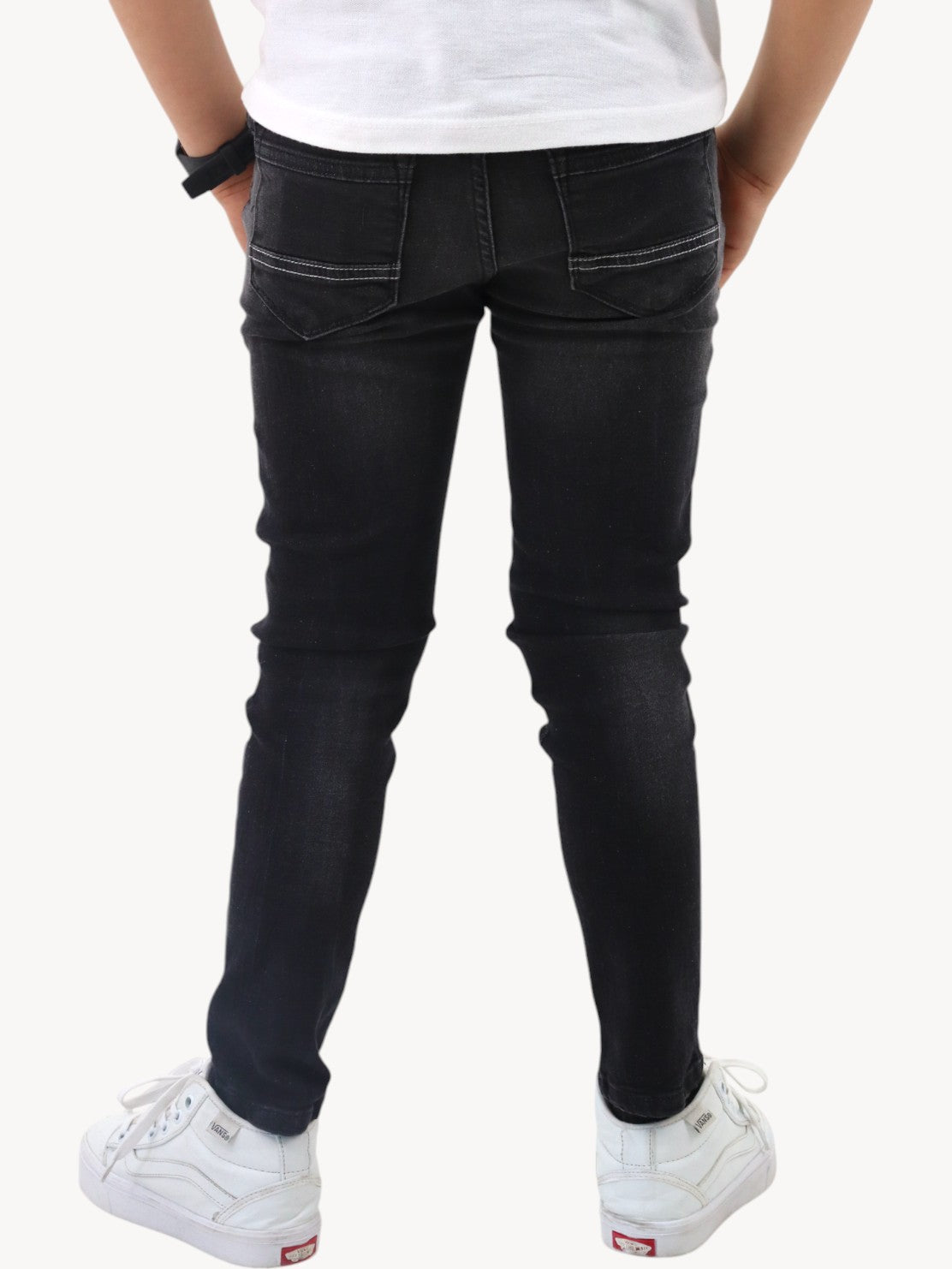 Jeans skinny color negro deslavado con destrucción