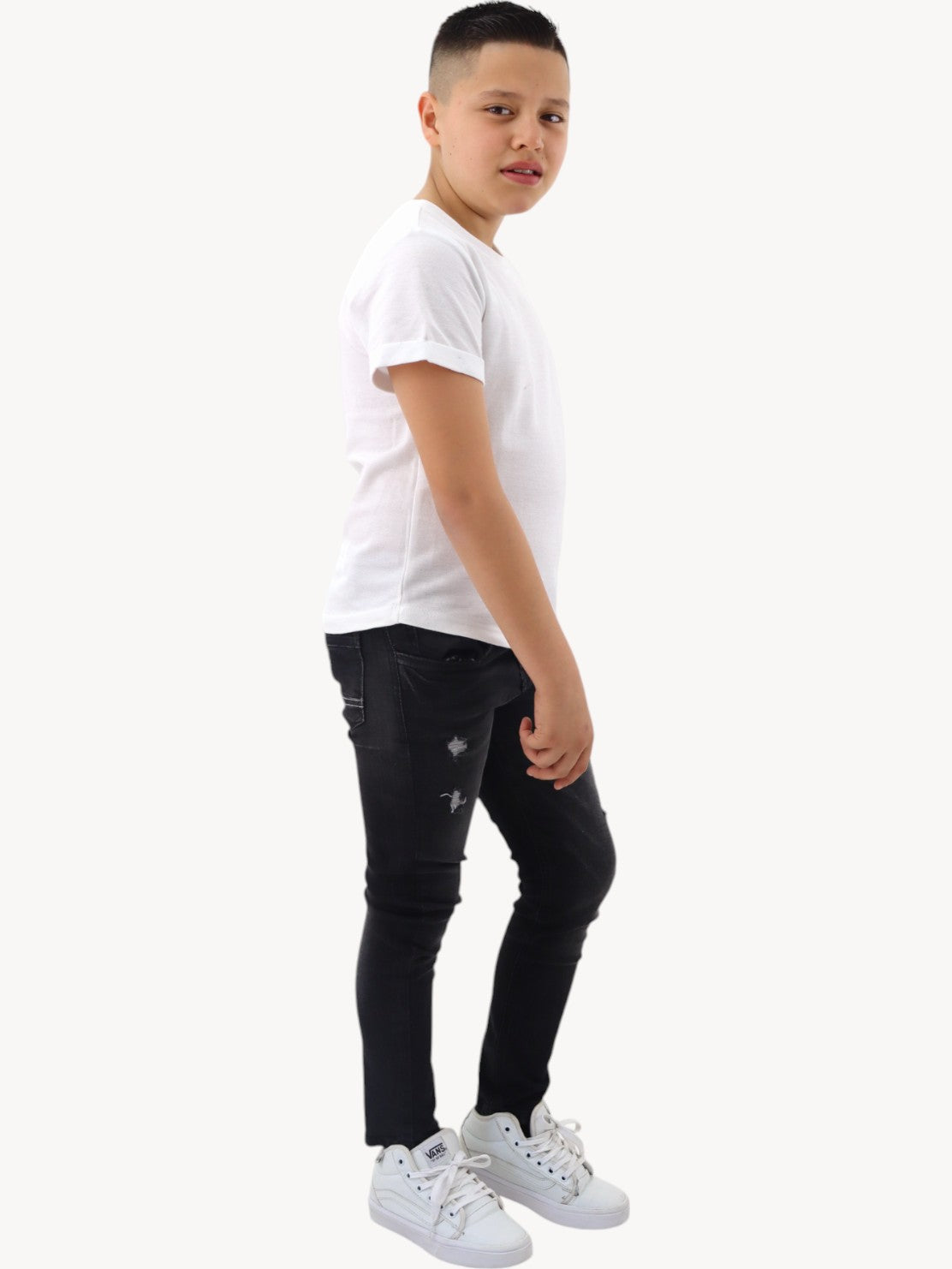 Jeans skinny color negro deslavado con destrucción