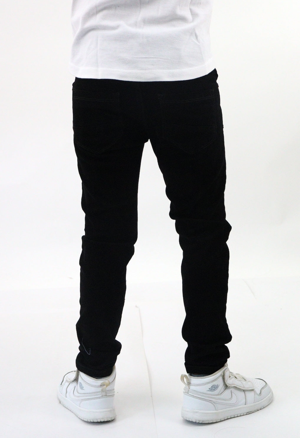 Jeans skinny de color negro intenso con parches (NUEVA TEMPORADA)