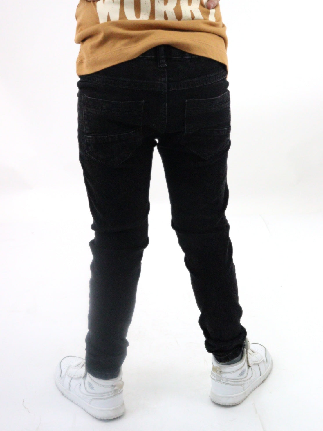 Jeans skinny de color negro deslavado con parches (NUEVA TEMPORADA)